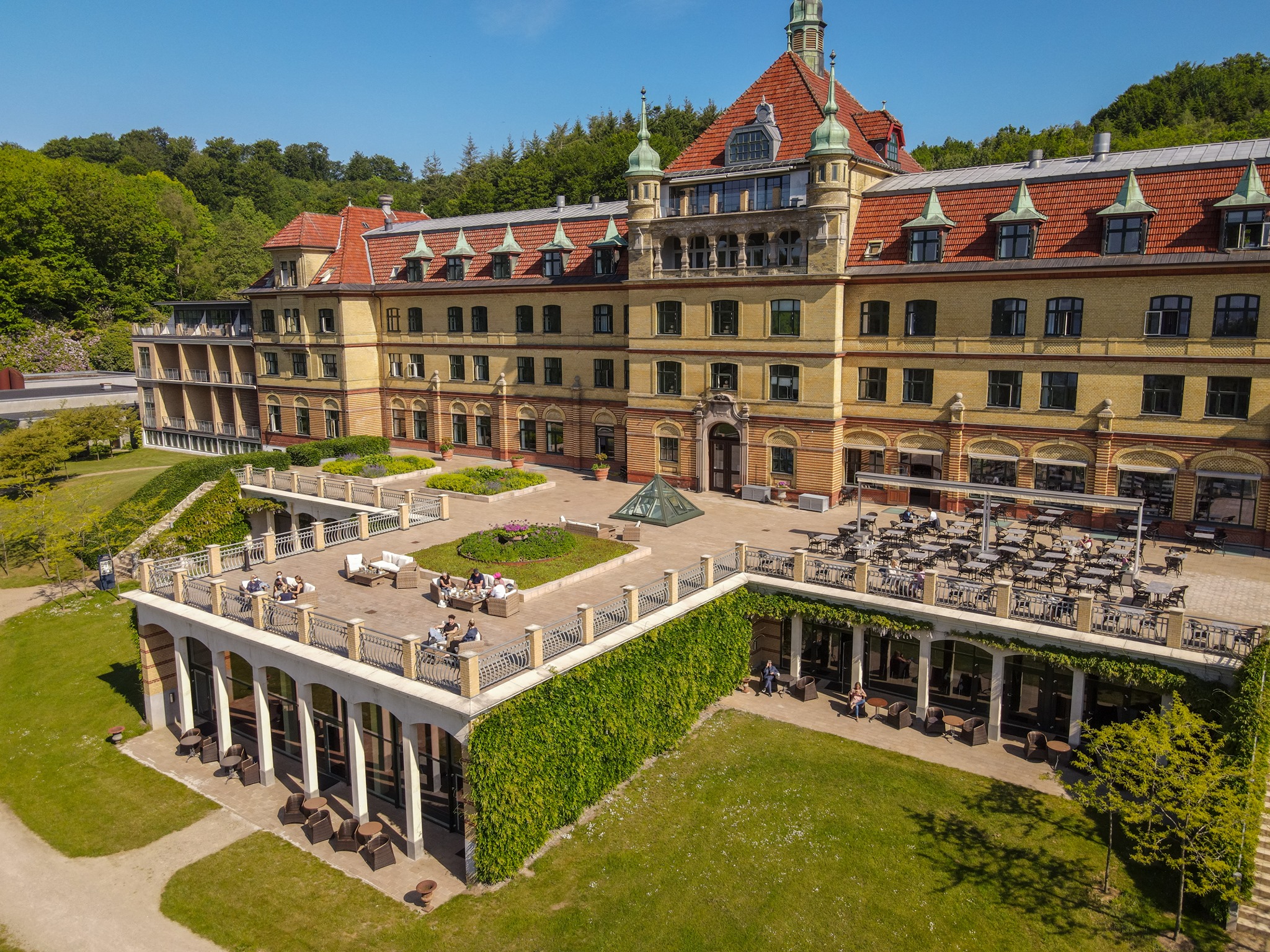 Hotel interior: Create an impressive atmosphere with Zederkof