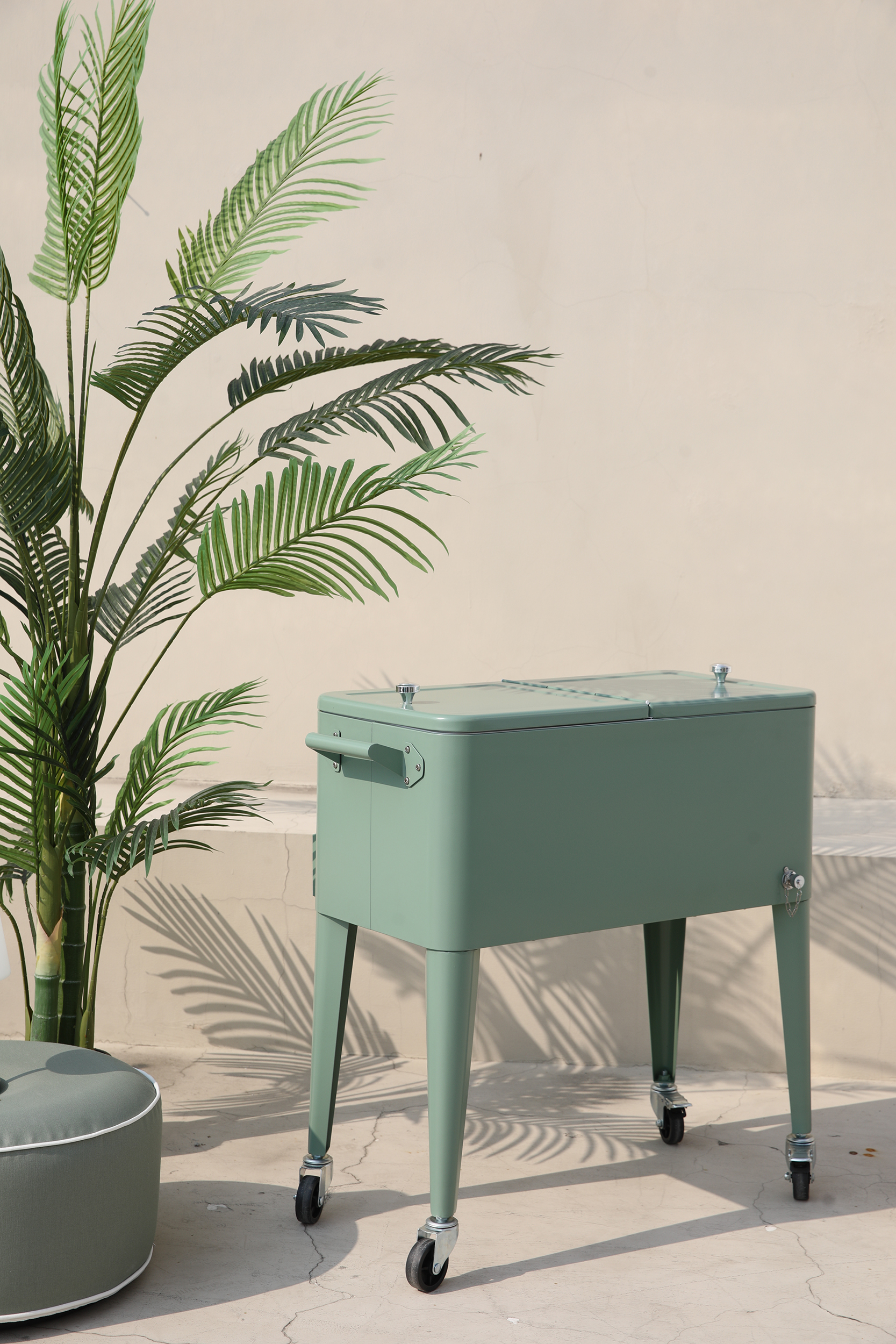 Icy cooler box on wheels