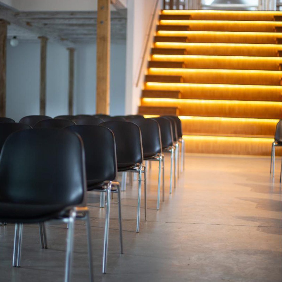 BERTRAM stacking chair with connector