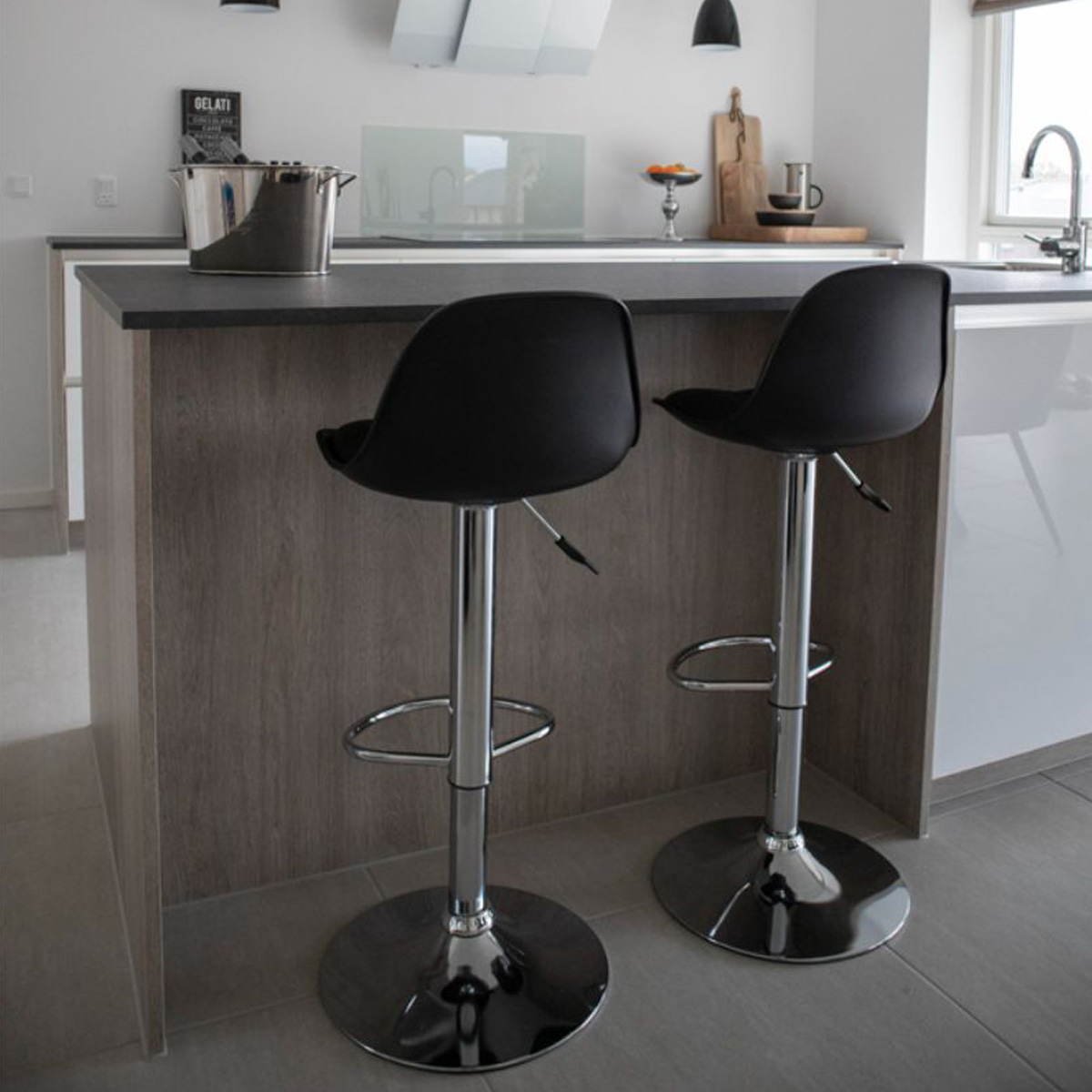 Alma bar stool with a seat height of 60cm