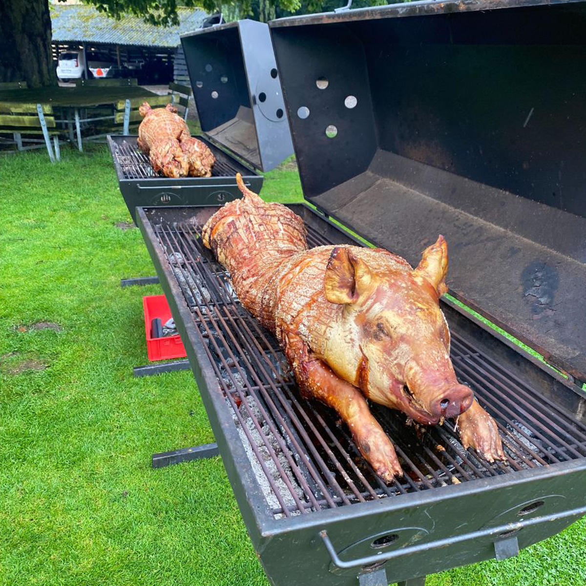 Gourmetroaster complete with foldable table