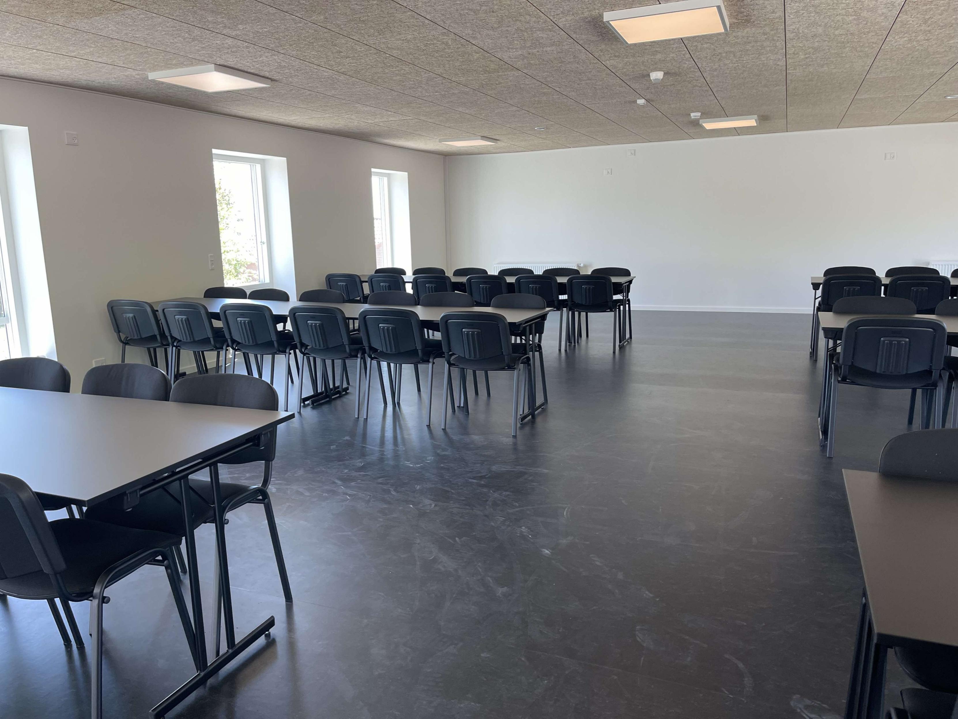 Economy cushion stacking chair