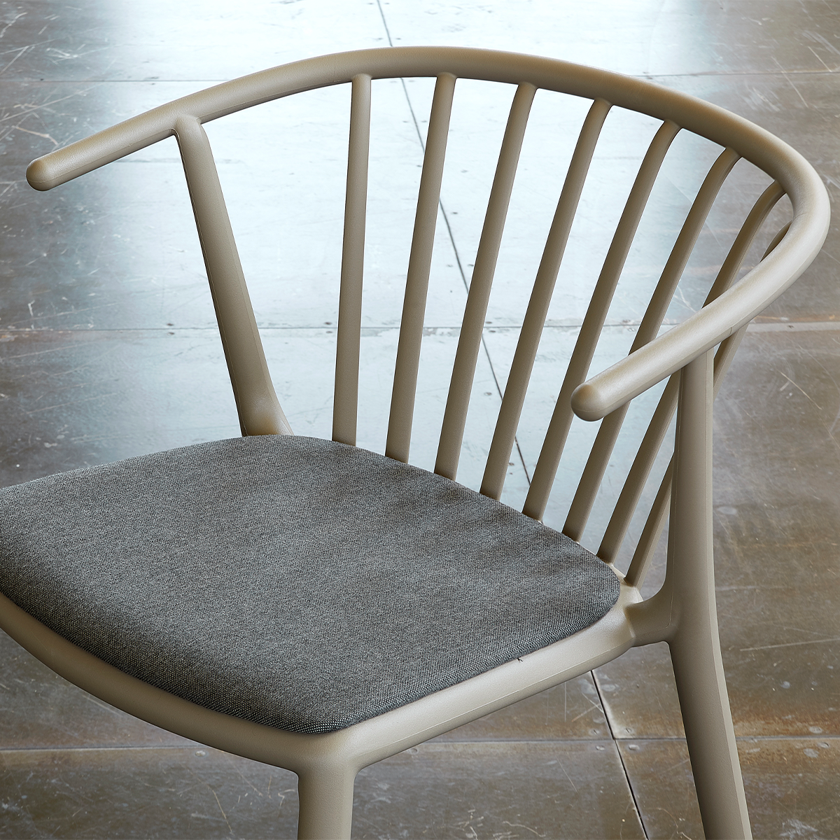 Woody plastic chair with armrests and upholstery